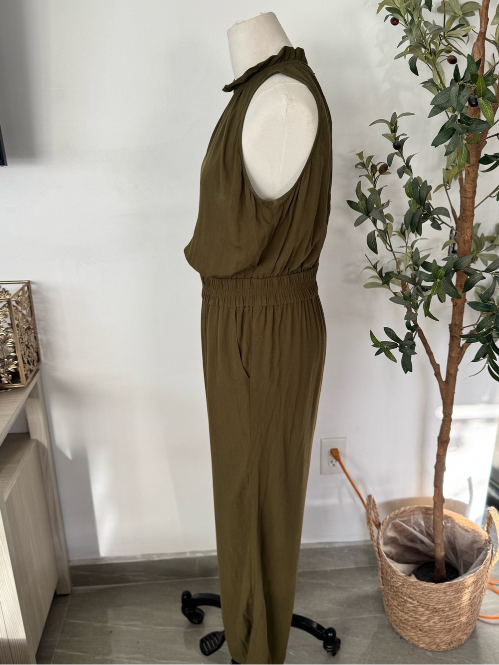 Chelsea28  Sleveless Olive Green Wide Leg Crop Jumpsuit - Picture 3 of 6